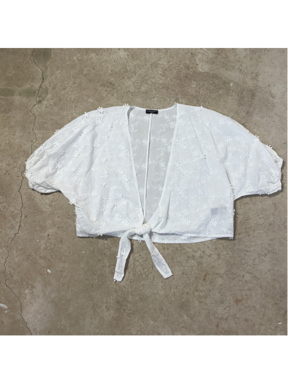 Victoria Harbour Women’s One Size White Floral Embroidered Tie-Front Crop Top